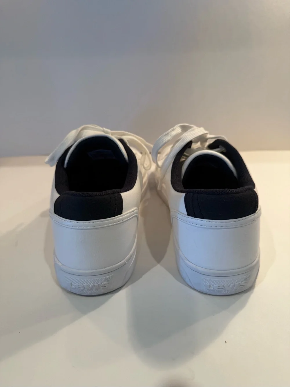 Levi's Men's White Courtright Low-Top Sneakers with Navy Trim